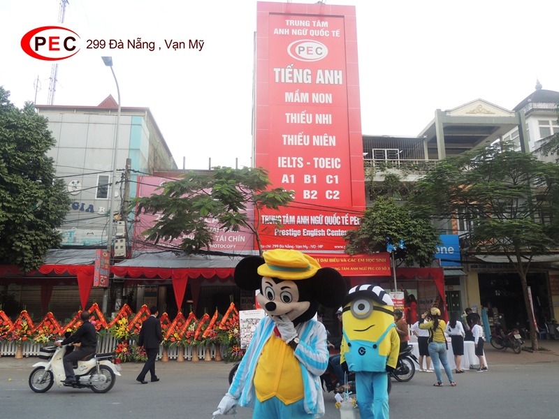 Mascot đón chào Quý vị đại biểu, các bậc phụ huynh cùng các em học sinh