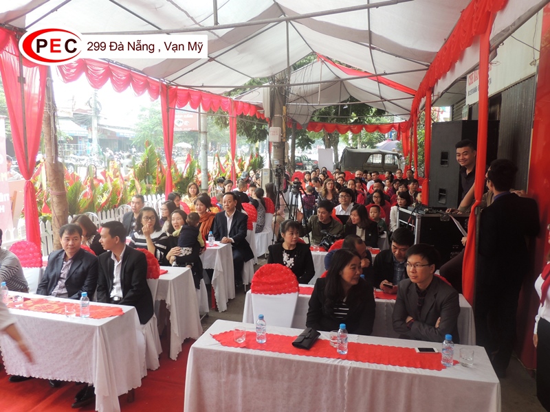 Quý vị đại biểu, các bậc phụ huynh tham dự buổi lễ